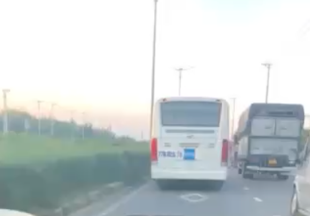 Xe tập lái có dấu hiệu vi phạm khi đang lưu thông trên đường trục Khu kinh tế Nhơn Hội Xe tập lái có dấu hiệu vi phạm khi đang lưu thông trên đường trục Khu kinh tế Nhơn Hội