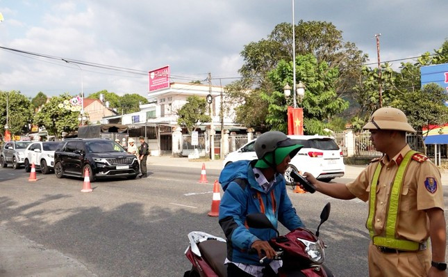 Kiểm tra nồng độ cồn người đi xe máy Kiểm tra nồng độ cồn người đi xe máy