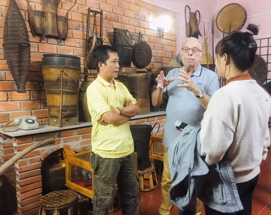 Ông Michel (đứng giữa)-con của một cựu binh Pháp từng tham chiến tại Việt Nam đến xem bộ sưu tập của anh Nguyễn Thế Phiệt. Ảnh: NVCC