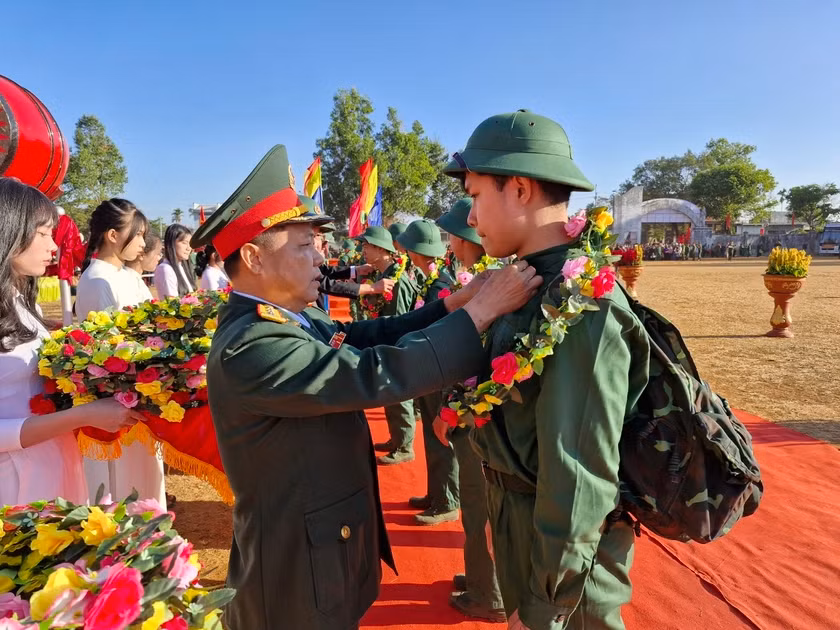 Đại tá Lê Kim Giàu-Ủy viên Ban Thường vụ Tỉnh ủy, Chỉ huy trưởng Bộ Chỉ huy Quân sự tỉnh, Phó Chủ tịch Thường trực Hội đồng Nghĩa vụ quân sự tỉnh tặng hoa và chỉnh quân phục cho thanh niên trước lúc lên đường về đơn vị thực hiện nghĩa vụ bảo vệ Tổ quốc. Ảnh: Vĩnh Hoàng
