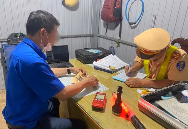 CSGT lập biên bản xử lý tài xế xe buýt vi phạm nồng độ cồn