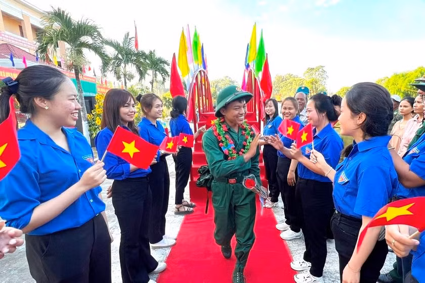 Các tân binh chia tay bạn bè lên đường nhập ngũ. Ảnh: Đinh Yến