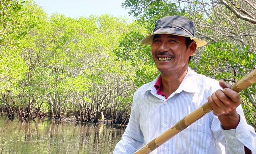 &quot;Du khách đến Bàu Cá Cái không chỉ trong nước mà còn từ nước ngoài, như Ấn Độ, Indonesia...&quot;, ông Khương nói