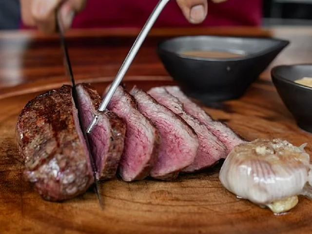 Ăn thịt nạc giàu protein, tránh thịt có nhiều mỡ sẽ giúp giảm nguy cơ tăng cân do ăn nhiều thực phẩm giàu protein Ăn thịt nạc giàu protein, tránh thịt có nhiều mỡ sẽ giúp giảm nguy cơ tăng cân do ăn nhiều thực phẩm giàu protein