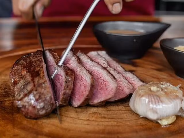 Ăn thịt nạc giàu protein, tránh thịt có nhiều mỡ sẽ giúp giảm nguy cơ tăng cân do ăn nhiều thực phẩm giàu protein