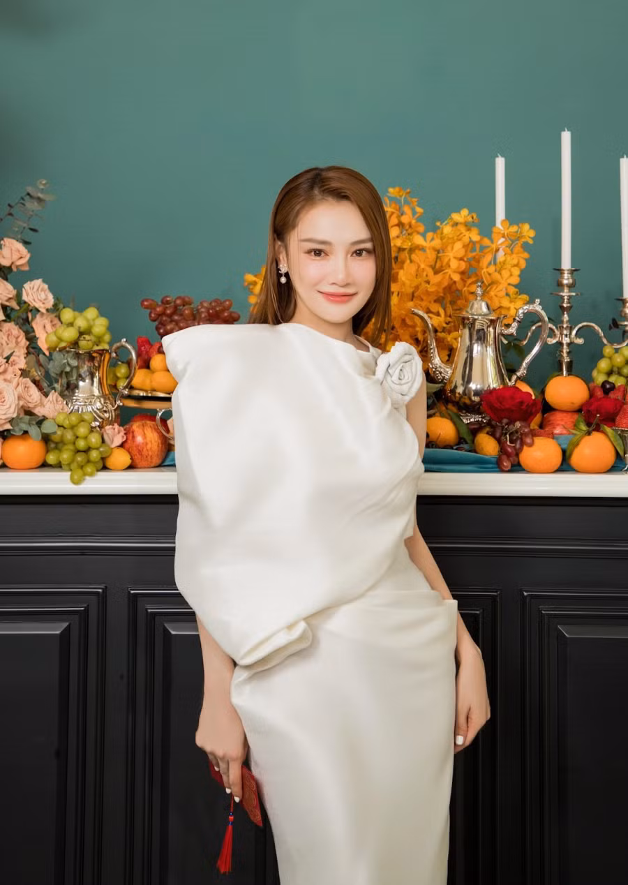 Nhã Phương có mối quan hệ thân thiết với chủ nhân sự kiện nên dành thời gian đến chúc mừng. Đây cũng là lần hiếm hoi diễn viên 49 ngày xuất hiện sau ồn ào bị Nam Em nhắc tên trên sóng livestream. Cô chọn váy trắng tôn lên sự thanh lịch và nhan sắc mặn mà của mẹ hai con