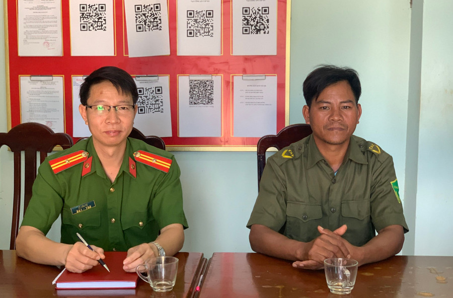 Ông Rah Lan Nú (bìa phải) là Công an viên làng Ia Pết. Ảnh R.H Ông Rah Lan Nú (bìa phải) là Công an viên làng Ia Pết. Ảnh R.H