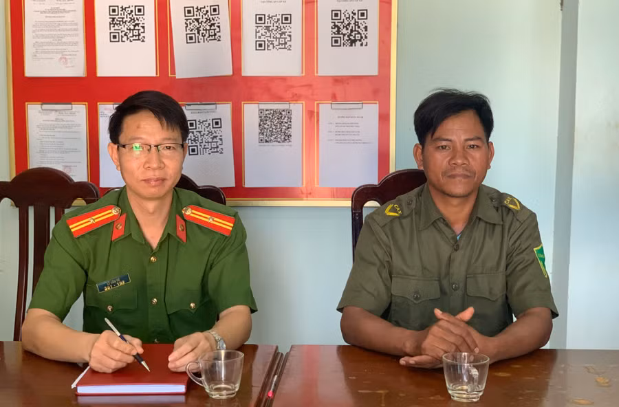 Ông Rah Lan Nú (bìa phải) là Công an viên làng Ia Pết. Ảnh R.H Ông Rah Lan Nú (bìa phải) là Công an viên làng Ia Pết. Ảnh R.H
