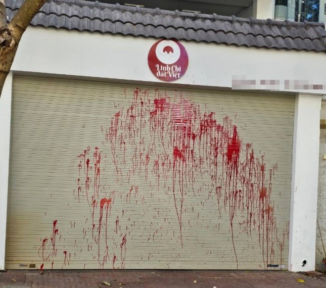 Nhà của ông T.Q.L bị tạt sơn trước cổng Nhà của ông T.Q.L bị tạt sơn trước cổng