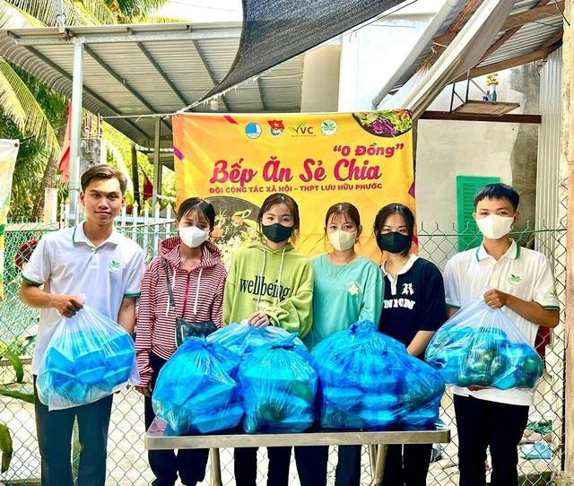 Và mỗi tháng nấu hàng trăm suất ăn chay đem tặng người có hoàn cảnh khó khăn