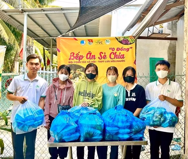 Và mỗi tháng nấu hàng trăm suất ăn chay đem tặng người có hoàn cảnh khó khăn