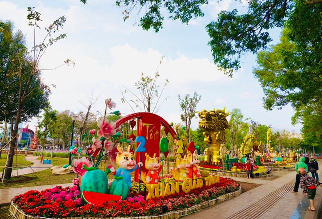 Linh vật rồng Đắk Lắk được đặt tại Hoa viên TP Buôn Ma Thuột. Linh vật rồng Đắk Lắk được đặt tại Hoa viên TP Buôn Ma Thuột.