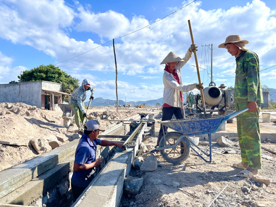 Công nhân đang hoàn thiện hệ thống mương thoát nước tại dự án bố trí, ổn định dân cư vùng thiên tai Suối Cạn (xã Ia Sol, huyện Phú Thiện). Ảnh: M.T Công nhân đang hoàn thiện hệ thống mương thoát nước tại dự án bố trí, ổn định dân cư vùng thiên tai Suối Cạn (xã Ia Sol, huyện Phú Thiện). Ảnh: M.T