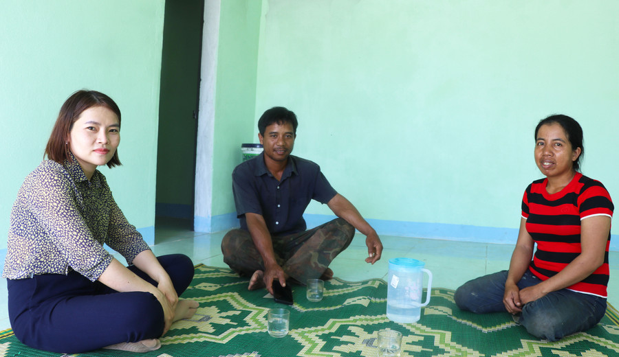 Nhờ nguồn vốn chương trình mục tiêu quốc gia, chị Đinh Thị Ngọc (bìa phải, làng Đak Giang II, xã Đông) được hỗ trợ tiền để xây nhà ở kiên cố. Ảnh: N.M Nhờ nguồn vốn chương trình mục tiêu quốc gia, chị Đinh Thị Ngọc (bìa phải, làng Đak Giang II, xã Đông) được hỗ trợ tiền để xây nhà ở kiên cố. Ảnh: N.M