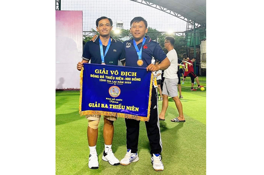 Thầy Nguyễn Hoàng Vinh (bìa phải) và thầy Võ Công Phương Tuấn dẫn dắt đội thiếu niên huyện Phú Thiện giành giải ba tại Giải Bóng đá thiếu niên-nhi đồng tỉnh năm 2023. Ảnh: V.C Thầy Nguyễn Hoàng Vinh (bìa phải) và thầy Võ Công Phương Tuấn dẫn dắt đội thiếu niên huyện Phú Thiện giành giải ba tại Giải Bóng đá thiếu niên-nhi đồng tỉnh năm 2023. Ảnh: V.C