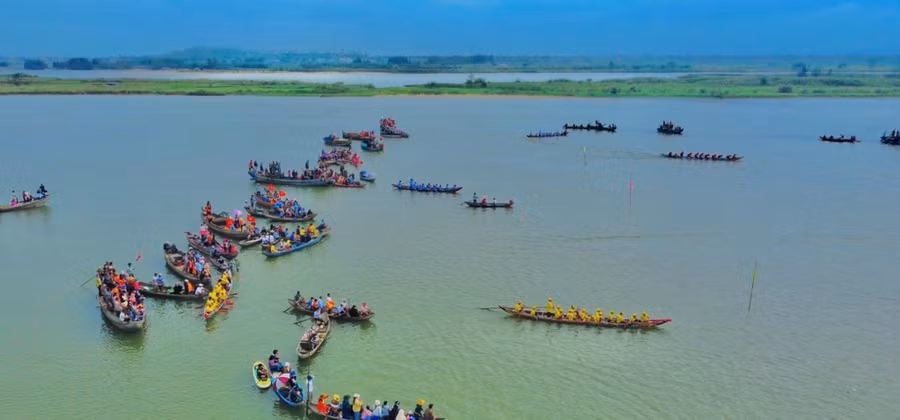 Lễ hội đua thuyền truyền thống xã Tịnh Long được tổ chức trên sông Trà Khúc