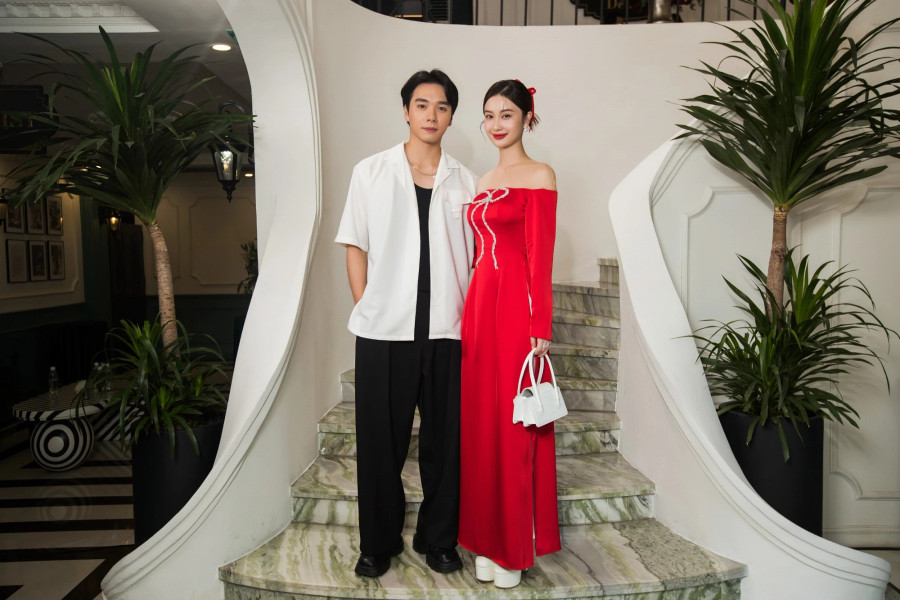 Jun Vũ diện áo dài đỏ rực, nổi bật tại sự kiện. Đồng hành cùng diễn viên Tháng năm rực rỡ trong lần xuất hiện này là diễn viên Hải Nam. Thời gian qua, cả hai vướng tin đồn tình cảm song lên tiếng phủ nhận