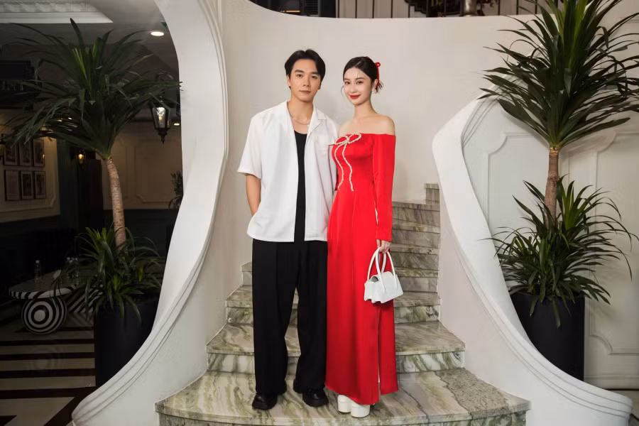 Jun Vũ diện áo dài đỏ rực, nổi bật tại sự kiện. Đồng hành cùng diễn viên Tháng năm rực rỡ trong lần xuất hiện này là diễn viên Hải Nam. Thời gian qua, cả hai vướng tin đồn tình cảm song lên tiếng phủ nhận