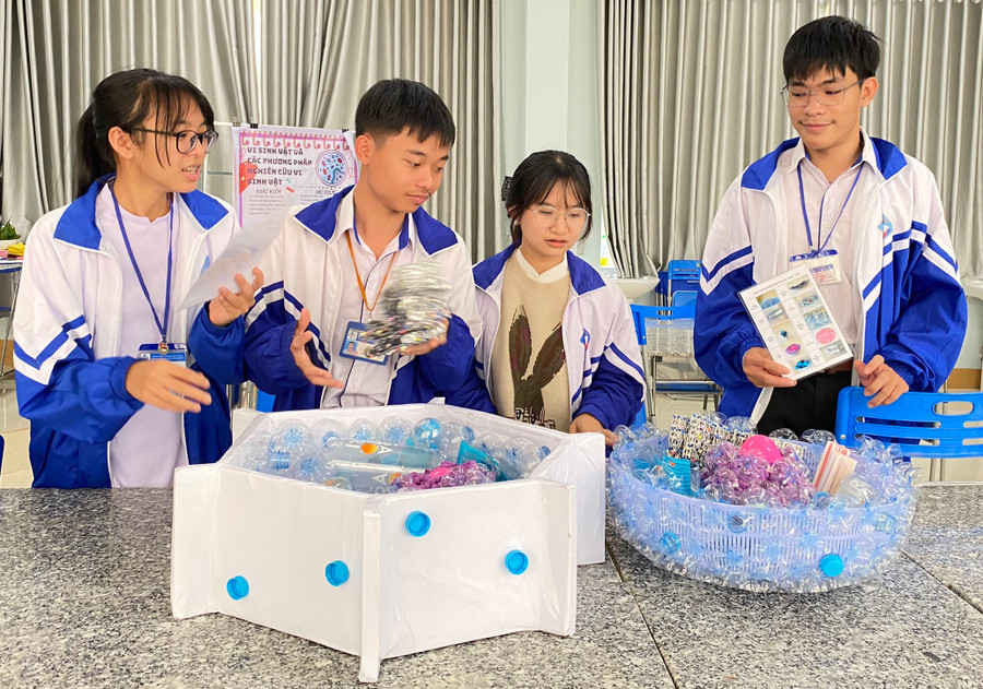 Nhóm tác giả Trường THPT Nguyễn Bỉnh Khiêm (huyện Chư Sê) sáng tạo bộ công cụ STEM phục vụ việc học tập. Ảnh: M.N