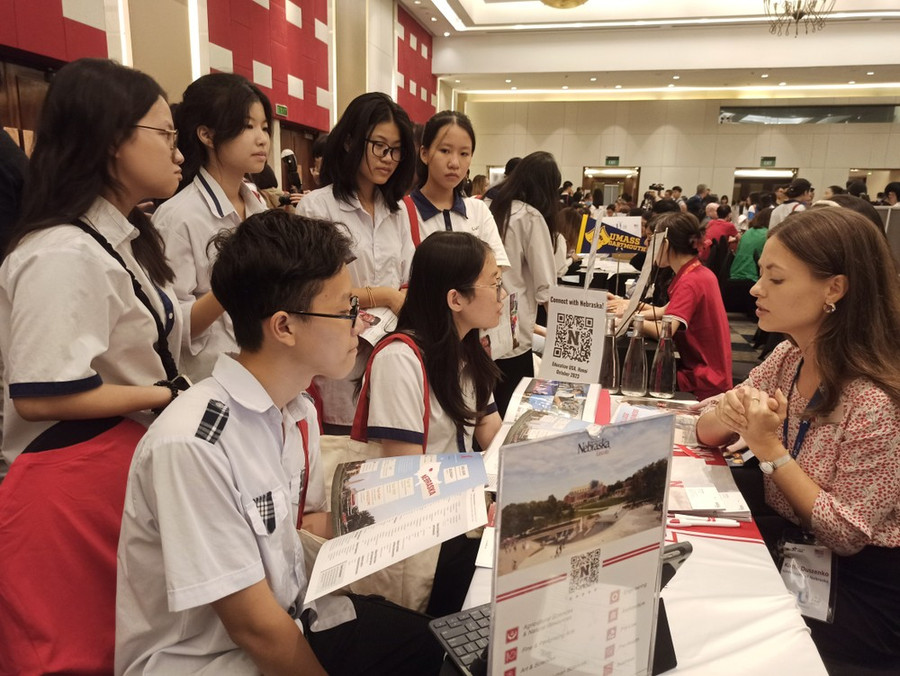 Học sinh, sinh viên tìm hiểu thông tin du học. Ảnh: PV/Vietnam+ Học sinh, sinh viên tìm hiểu thông tin du học. Ảnh: PV/Vietnam+