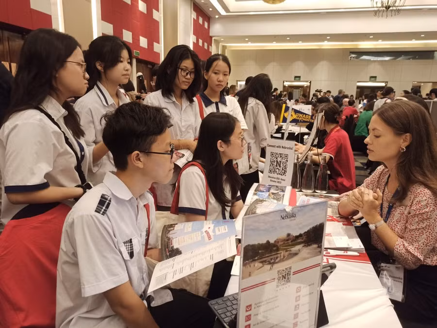 Học sinh, sinh viên tìm hiểu thông tin du học. Ảnh: PV/Vietnam+