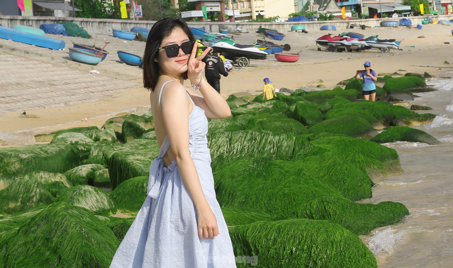 Đang &quot;thả dáng&quot; bên bãi đá rêu xanh mướt, bạn Nguyễn Thị Ái Nhi (26 tuổi, huyện Tuy Phước) chia sẻ, thông qua mạng xã hội nên biết đến bãi đá này, thấy đẹp quá nên tranh thủ qua chụp vài kiểu ảnh để lưu niệm. Ảnh: Trương Định