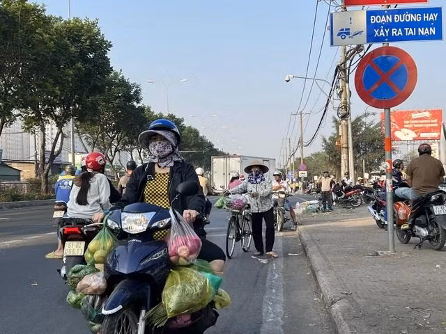 Giao thông trước chợ vô cùng bát nháo