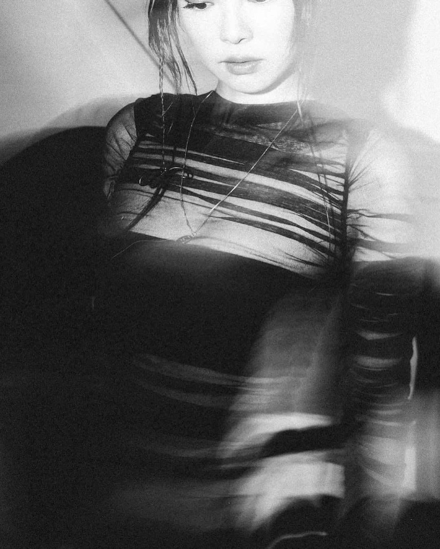 Jennie (BlackPink) đăng tải những hình ảnh trong bữa tiệc sinh nhật của The Weeknd tại Mỹ lên trang cá nhân. Cô diện váy đen xuyên thấu thiết kế trị giá 400 USD của Christopher Esber (hiện được bán lại với giá hơn 2.000 USD). Cô kết hợp kiểu tóc đuôi ngựa đơn giản cùng giày chunky đen, tạo điểm nhấn trang phục là vòng cổ bạc. Jennie (BlackPink) đăng tải những hình ảnh trong bữa tiệc sinh nhật của The Weeknd tại Mỹ lên trang cá nhân. Cô diện váy đen xuyên thấu thiết kế trị giá 400 USD của Christopher Esber (hiện được bán lại với giá hơn 2.000 USD). Cô kết hợp kiểu tóc đuôi ngựa đơn giản cùng giày chunky đen, tạo điểm nhấn trang phục là vòng cổ bạc.