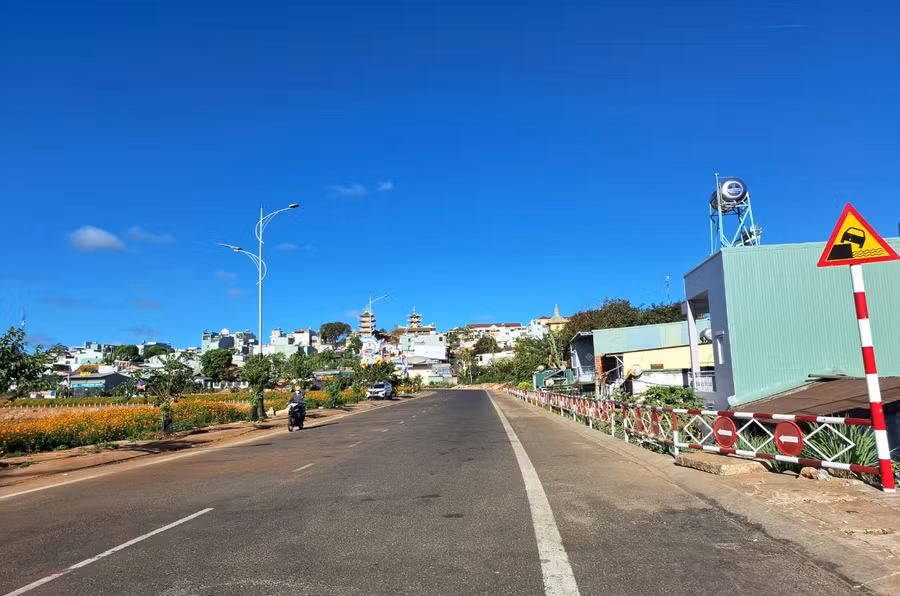 Dân sinh sống ở khu vực bờ kè mong ngóng ngày có tên đường và gắn số nhà. Ảnh: T.D