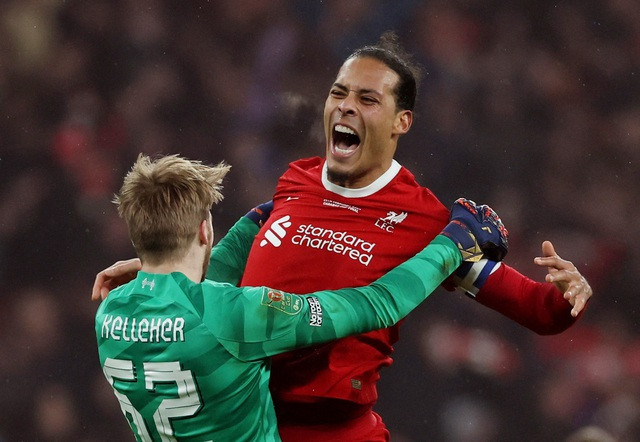 Van Dijk và Kelleher ăn mừng bàn thắng Van Dijk và Kelleher ăn mừng bàn thắng