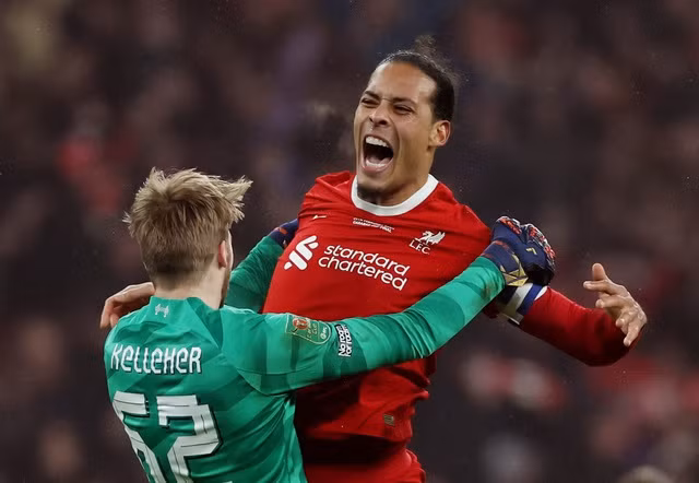 Van Dijk và Kelleher ăn mừng bàn thắng