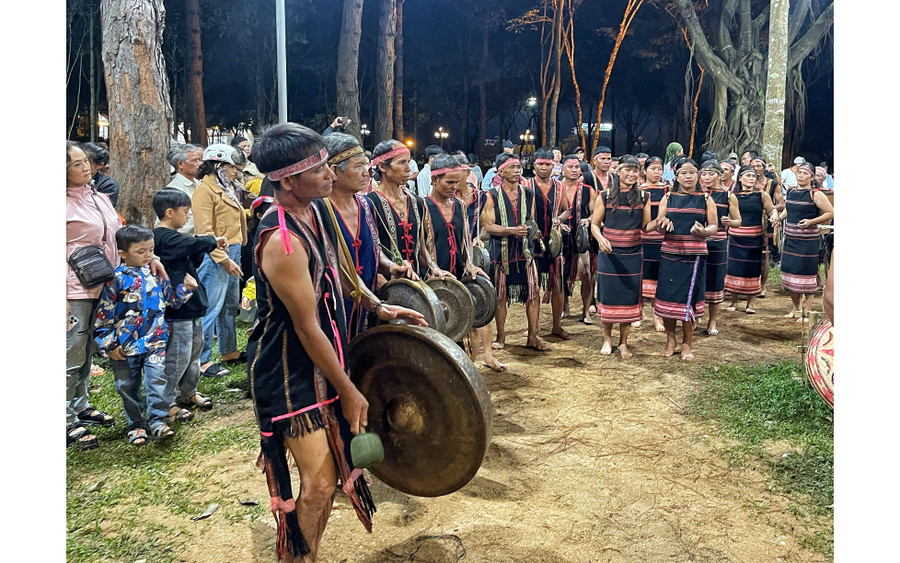 Đội cồng chiêng làng Mrông Yố (xã Ia Ka, huyện Chư Păh) biểu diễn trong một chương trình “Cồng chiêng cuối tuần-Thưởng thức và trải nghiệm”. Ảnh: N.B