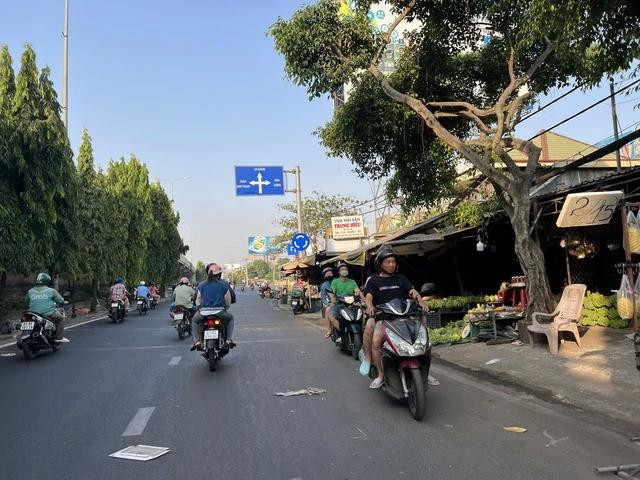 Dù biết vi phạm luật giao thông, nhưng nhiều người lấy lý do "không tiện đường quay lại" nên đi ngược chiều Dù biết vi phạm luật giao thông, nhưng nhiều người lấy lý do "không tiện đường quay lại" nên đi ngược chiều