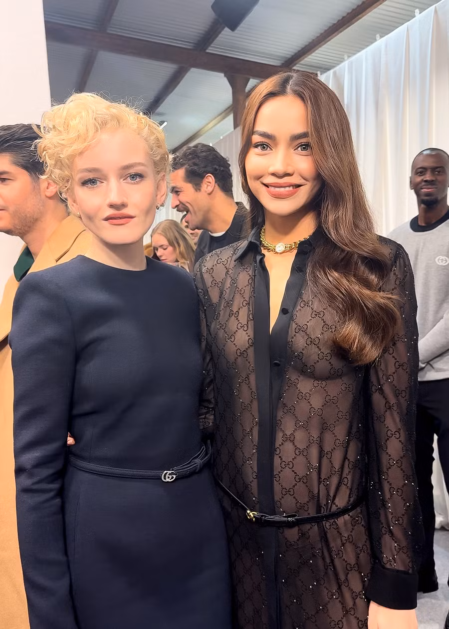 Trong sự kiện này, Hồ Ngọc Hà cũng có dịp gặp gỡ diễn viên Julia Garner. Cô từng gây sốt với vai diễn Anna trong bộ phim Inventing Anna