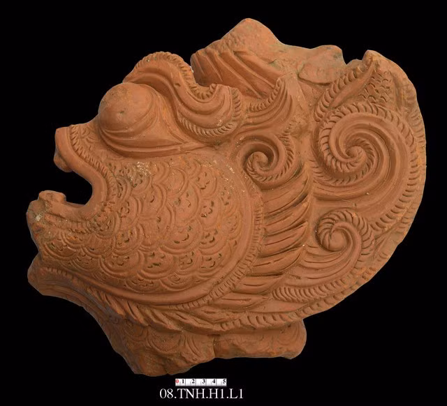 Đầu rồng làm bằng đất nung