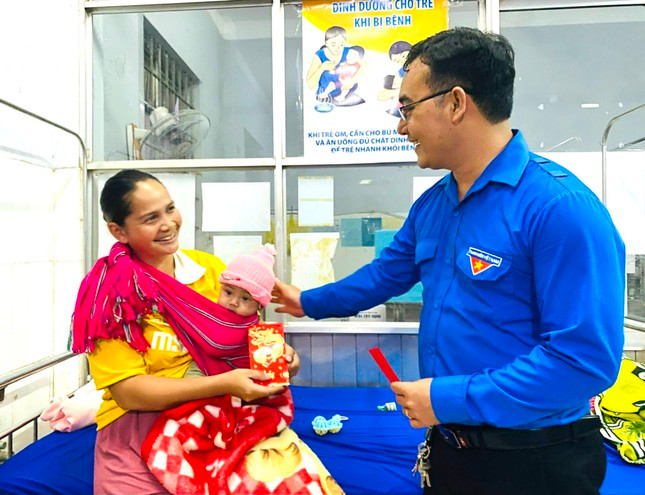 Anh Y Wal Mlô thăm hỏi, động viên bệnh nhân điều trị tại bệnh viện. Anh Y Wal Mlô thăm hỏi, động viên bệnh nhân điều trị tại bệnh viện.