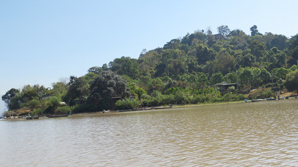 Dinh vua Bảo Đại trên mỏm đồi nhìn ra hồ Lắk. Dinh vua Bảo Đại trên mỏm đồi nhìn ra hồ Lắk.