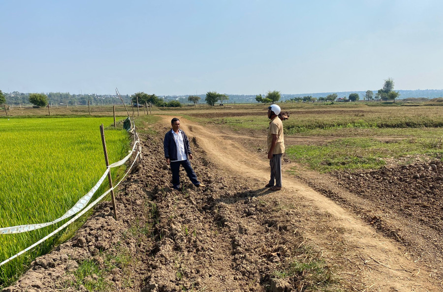 Đường nội đồng do người dân thôn Piơm tự mở bị ngập hoàn toàn vào mùa mưa khiến việc đi lại rất khó khăn. Ảnh: H.D Đường nội đồng do người dân thôn Piơm tự mở bị ngập hoàn toàn vào mùa mưa khiến việc đi lại rất khó khăn. Ảnh: H.D