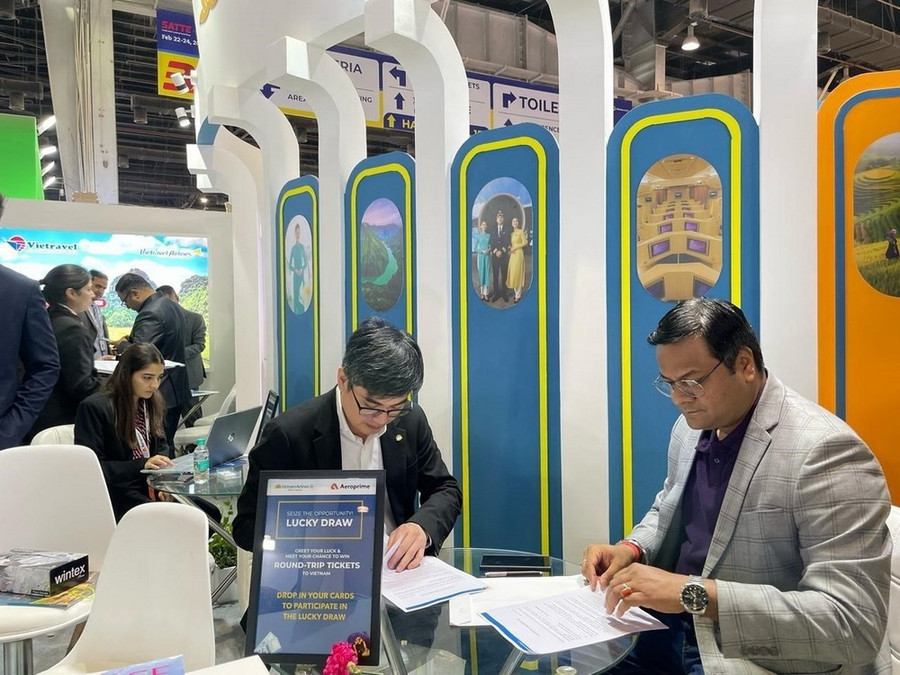 Đại diện Hãng hàng không Quốc gia Việt Nam (Vietnam Airlines) ký hợp đồng với Cleartrip- công ty du lịch lớn tại Ấn Độ - tại hội chợ. (Ảnh: Ngọc Thúy/TTXVN)