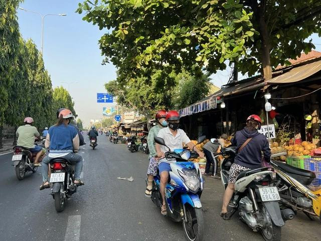 Các phương tiện chạy ngược chiều, dừng đỗ dưới đường trên quốc lộ 1 đoạn qua chợ đầu mối Thủ Đức Các phương tiện chạy ngược chiều, dừng đỗ dưới đường trên quốc lộ 1 đoạn qua chợ đầu mối Thủ Đức