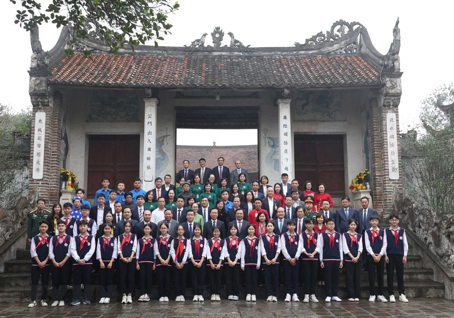 Chủ tịch nước Võ Văn Thưởng và các đại biểu tại Di tích Quốc gia Đặc biệt Cổ Loa. (Ảnh: Thống Nhất/TTXVN)