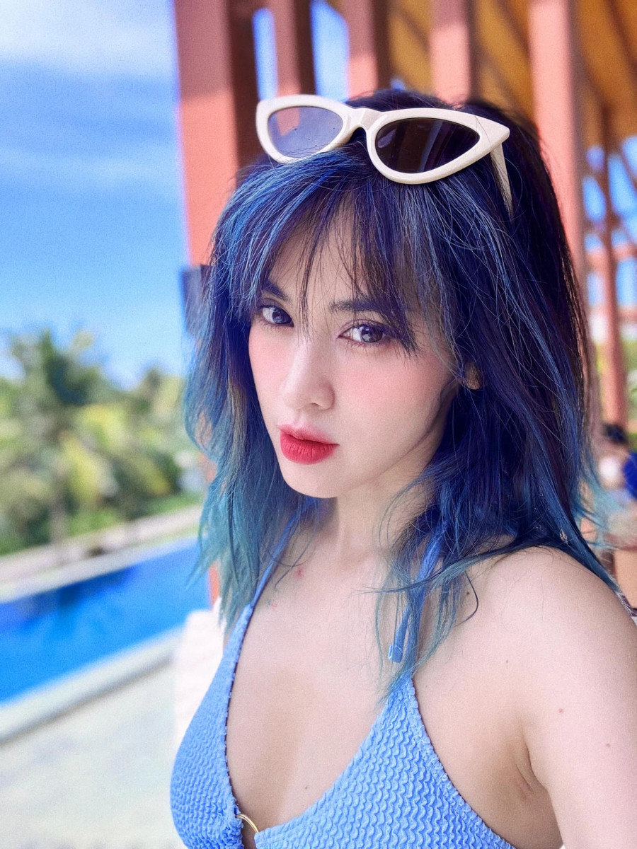 Khác với hình ảnh nữ tính thường thấy, Tú Vi gây bất ngờ bởi vẻ ngoài nóng bỏng khi diện áo tắm. Ngoài ra, mái tóc xanh cũng giúp diễn viên phim Cổng mặt trời trở nên trẻ trung, khác lạ hơn. Vóc dáng của bà mẹ một con khiến dân mạng xuýt xoa