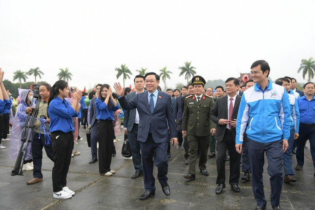 Chủ tịch Quốc hội Vương Đình Huệ, cùng các đại biểu tham dự Lễ khởi động Tháng Thanh niên năm 2024 và Tết trồng cây Xuân Giáp Thìn 2024.