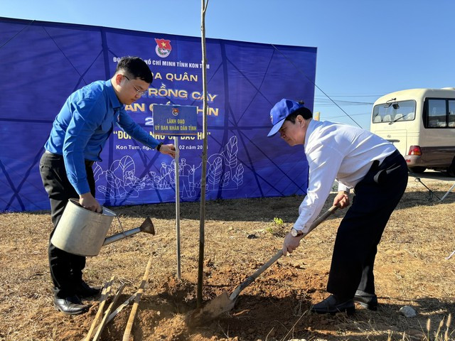 Anh Nguyễn Văn Mạnh trồng cây lưu niệm tại chương trình Anh Nguyễn Văn Mạnh trồng cây lưu niệm tại chương trình