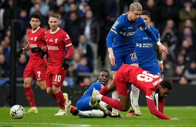 Liverpool sớm mất người khi Gravenberch chấn thương Liverpool sớm mất người khi Gravenberch chấn thương