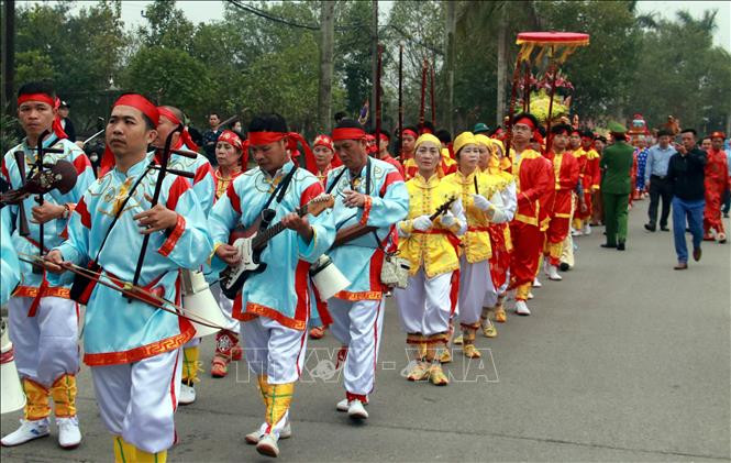 Đoàn rước nước, tế cá trở về đền Thiên Trường làm lễ. Ảnh: Nguyễn Lành/TXVN Đoàn rước nước, tế cá trở về đền Thiên Trường làm lễ. Ảnh: Nguyễn Lành/TXVN