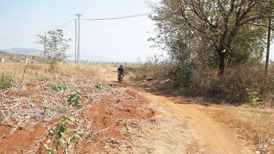 Người dân đi tắt theo con đường tự mở để tránh phải đi vòng đường một chiều. Ảnh: M.P Người dân đi tắt theo con đường tự mở để tránh phải đi vòng đường một chiều. Ảnh: M.P