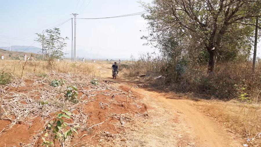 Người dân đi tắt theo con đường tự mở để tránh phải đi vòng đường một chiều. Ảnh: M.P