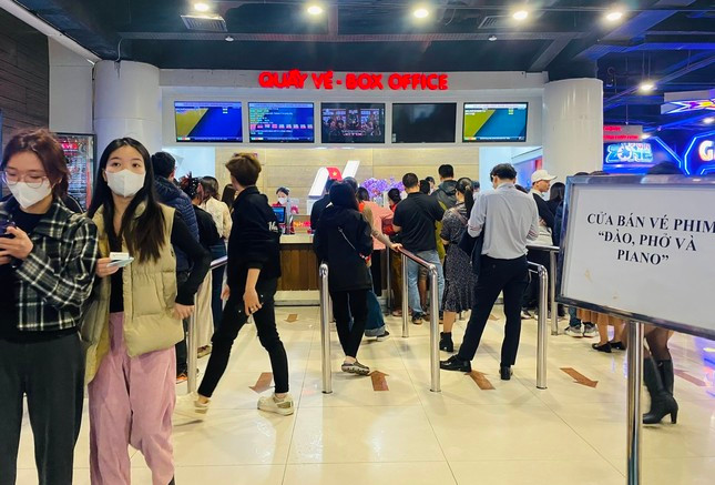 Giới trẻ xếp hàng mua vé xem phim sáng 23/2. Ảnh: Diệu Nhi Giới trẻ xếp hàng mua vé xem phim sáng 23/2. Ảnh: Diệu Nhi