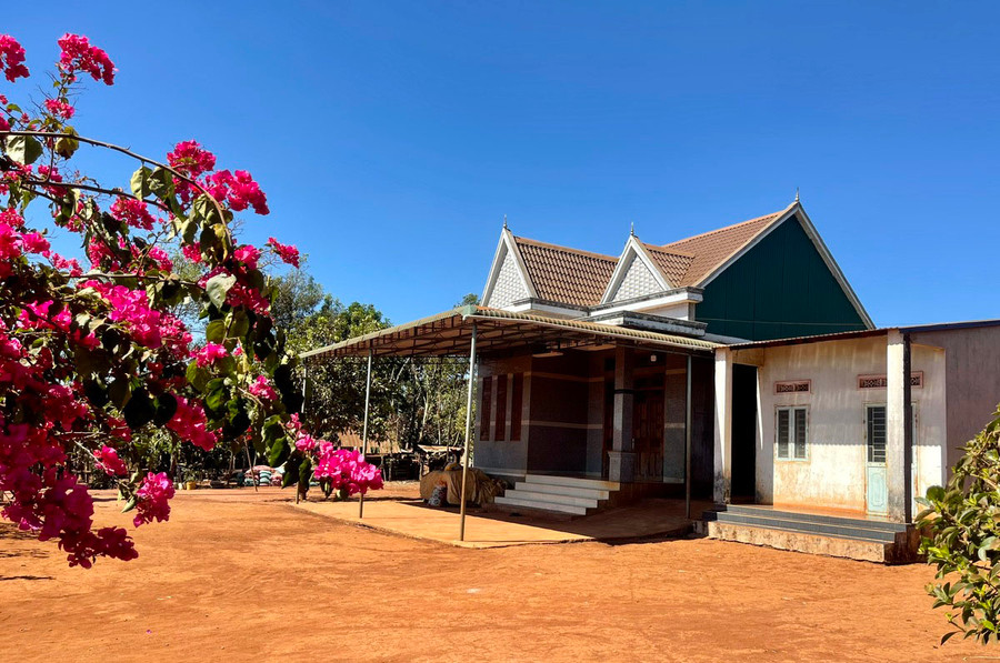 Người dân làng Nẻh Xo đã tích cực gìn giữ vệ sinh nơi mình sinh sống được sạch sẽ. Ảnh: N.H Người dân làng Nẻh Xo đã tích cực gìn giữ vệ sinh nơi mình sinh sống được sạch sẽ. Ảnh: N.H